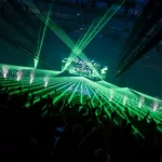 Set Face 2 Face lors de A State Of Trance 2025 au Rotterdam Ahoy, sublimé par un jeu de lasers verts et une foule en pleine effervescence.
