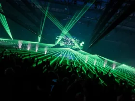 Set Face 2 Face lors de A State Of Trance 2025 au Rotterdam Ahoy, sublimé par un jeu de lasers verts et une foule en pleine effervescence.