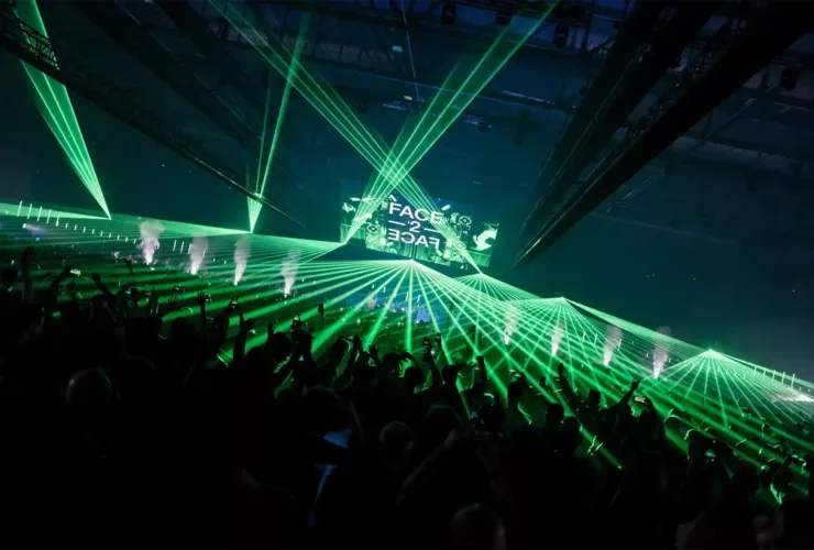 Set Face 2 Face lors de A State Of Trance 2025 au Rotterdam Ahoy, sublimé par un jeu de lasers verts et une foule en pleine effervescence.