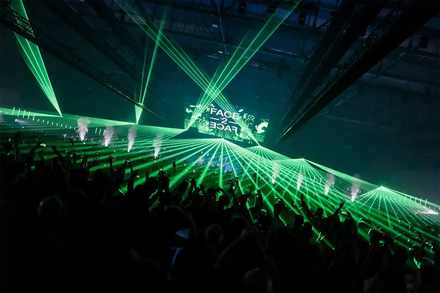 Set Face 2 Face lors de A State Of Trance 2025 au Rotterdam Ahoy, sublimé par un jeu de lasers verts et une foule en pleine effervescence.