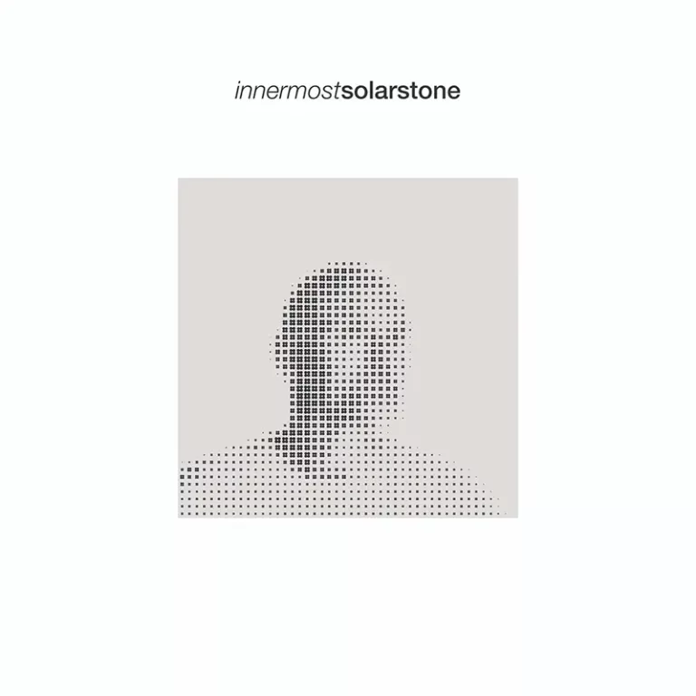 Pochette de l’album "Innermost" de Solarstone, au design minimaliste représentant un portrait stylisé en pixels dégradés sur fond clair.