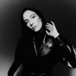 Portrait en noir et blanc de la DJ et productrice belge Amelie Lens dans un style épuré et contrasté.