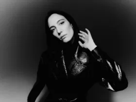 Portrait en noir et blanc de la DJ et productrice belge Amelie Lens dans un style épuré et contrasté.