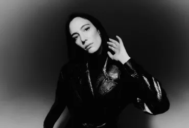 Portrait en noir et blanc de la DJ et productrice belge Amelie Lens dans un style épuré et contrasté.