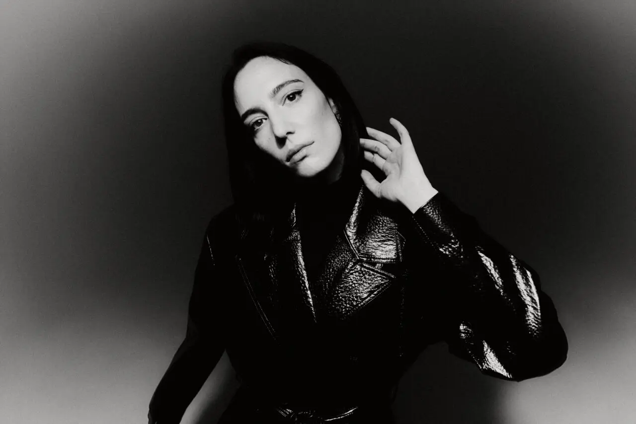 Portrait en noir et blanc de la DJ et productrice belge Amelie Lens dans un style épuré et contrasté.