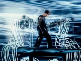 Anyma sur scène devant son setup futuriste, entouré de câbles lumineux et d’écrans.