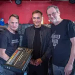 Paul van Dyk posant au centre d’un studio, aux côtés de deux personnes, avec son Roland TR-808.