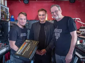 Paul van Dyk posant au centre d’un studio, aux côtés de deux personnes, avec son Roland TR-808.