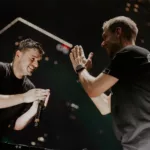 Armin van Buuren et Martin Garrix se remerciant sur scène lors de l’Ultra Music Festival à Miami 2025, dans un moment de complicité et de respect mutuel.
