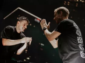 Armin van Buuren et Martin Garrix se remerciant sur scène lors de l’Ultra Music Festival à Miami 2025, dans un moment de complicité et de respect mutuel.
