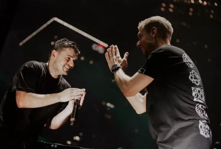 Armin van Buuren et Martin Garrix se remerciant sur scène lors de l’Ultra Music Festival à Miami 2025, dans un moment de complicité et de respect mutuel.