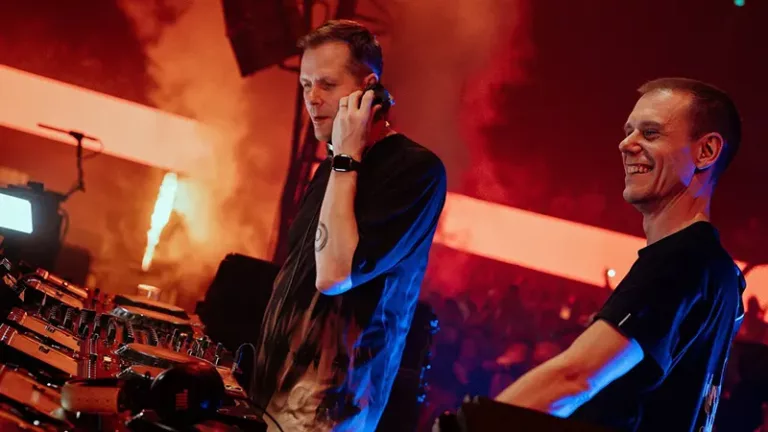 Armin van Buuren et Adam Beyer en B2B lors de l’événement A State Of Trance 2025 au Rotterdam Ahoy.