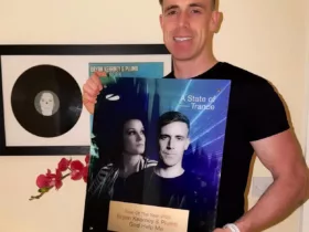 Bryan Kearney posant avec la plaque “Tune Of The Year 2025” d’A State Of Trance, attribuée à son titre “God Help Me” feat. Plumb.