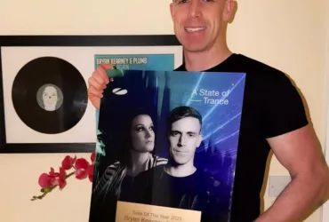 Bryan Kearney posant avec la plaque “Tune Of The Year 2025” d’A State Of Trance, attribuée à son titre “God Help Me” feat. Plumb.