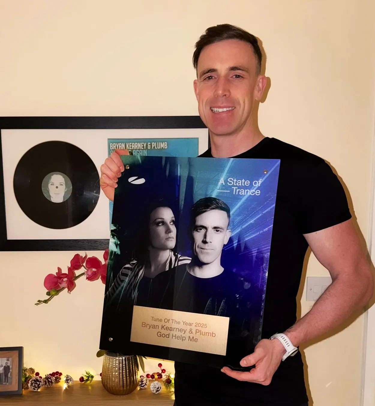 Bryan Kearney posant avec la plaque “Tune Of The Year 2025” d’A State Of Trance, attribuée à son titre “God Help Me” feat. Plumb.