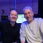 Johan Gielen (à droite) et Sven Maes (à gauche) réunis en studio, tout sourire, annonçant le retour de leur duo Svenson & Gielen prévu pour 2026.