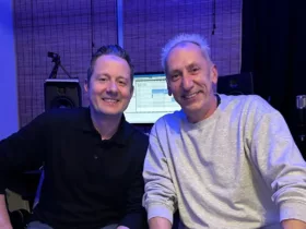 Johan Gielen (à droite) et Sven Maes (à gauche) réunis en studio, tout sourire, annonçant le retour de leur duo Svenson & Gielen prévu pour 2026.