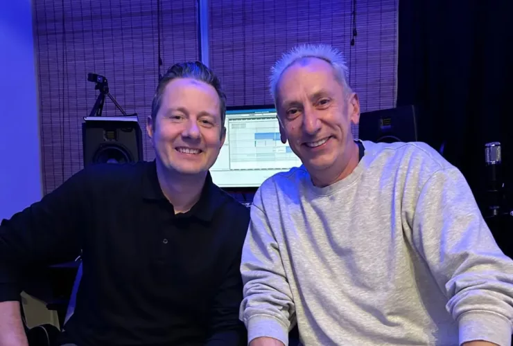 Johan Gielen (à droite) et Sven Maes (à gauche) réunis en studio, tout sourire, annonçant le retour de leur duo Svenson & Gielen prévu pour 2026.