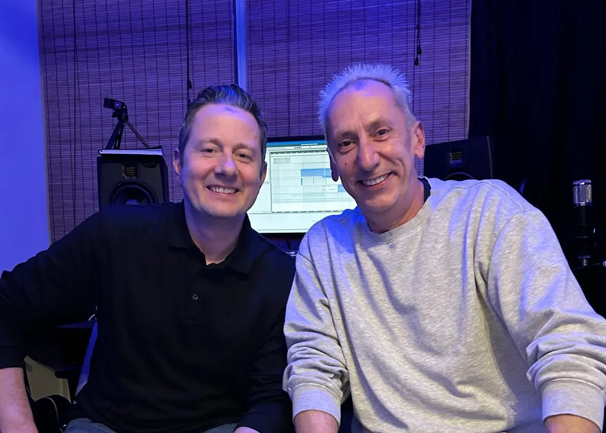 Johan Gielen (à droite) et Sven Maes (à gauche) réunis en studio, tout sourire, annonçant le retour de leur duo Svenson & Gielen prévu pour 2026.