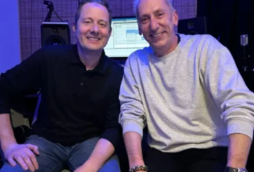 Johan Gielen (à droite) et Sven Maes (à gauche) réunis en studio, tout sourire, annonçant le retour de leur duo Svenson & Gielen prévu pour 2026.