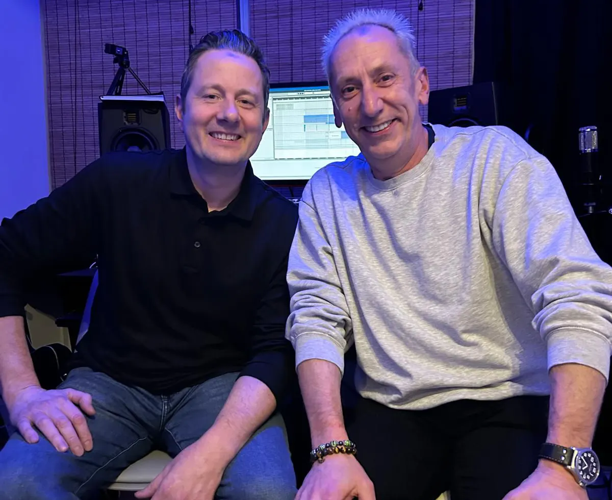 Johan Gielen (à droite) et Sven Maes (à gauche) réunis en studio, tout sourire, annonçant le retour de leur duo Svenson & Gielen prévu pour 2026.