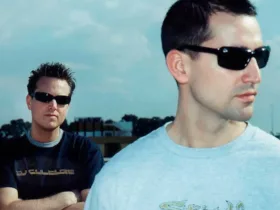 Le duo Blank & Jones posant en extérieur, lunettes de soleil, dans une esthétique typique de la scène Trance du début des années 2000.