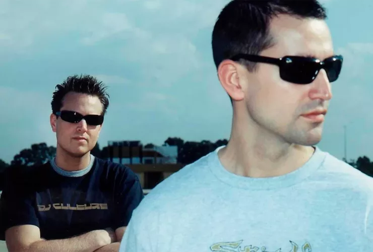 Le duo Blank & Jones posant en extérieur, lunettes de soleil, dans une esthétique typique de la scène Trance du début des années 2000.