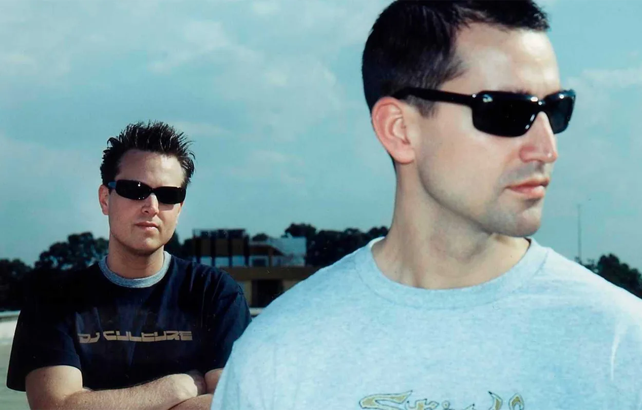 Le duo Blank & Jones posant en extérieur, lunettes de soleil, dans une esthétique typique de la scène Trance du début des années 2000.