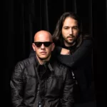 Infected Mushroom en portrait studio, les deux membres du duo posant devant un fond noir.