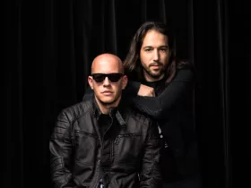 Infected Mushroom en portrait studio, les deux membres du duo posant devant un fond noir.