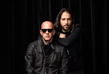 Infected Mushroom en portrait studio, les deux membres du duo posant devant un fond noir.