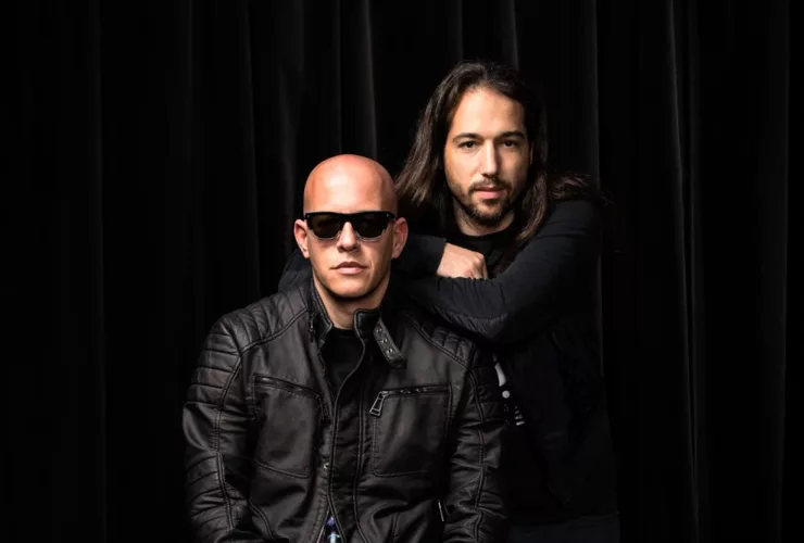 Infected Mushroom en portrait studio, les deux membres du duo posant devant un fond noir.