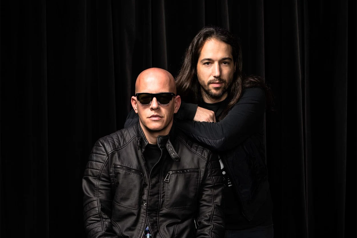 Infected Mushroom en portrait studio, les deux membres du duo posant devant un fond noir.