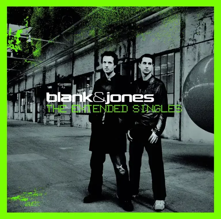 Pochette de "The Extended Singles" de Blank & Jones, avec les deux membres du duo photographiés en extérieur devant une architecture industrielle.