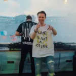 W&W sur scène à Tomorrowland, avec Willem van Hanegem au premier plan pointant vers le photographe et Wardt van der Harst derrière les platines.