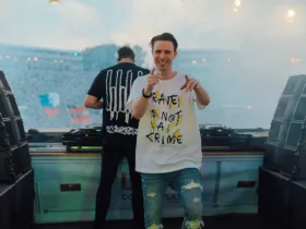W&W sur scène à Tomorrowland, avec Willem van Hanegem au premier plan pointant vers le photographe et Wardt van der Harst derrière les platines.