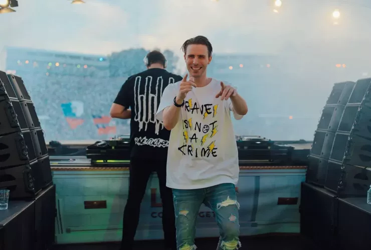 W&W sur scène à Tomorrowland, avec Willem van Hanegem au premier plan pointant vers le photographe et Wardt van der Harst derrière les platines.