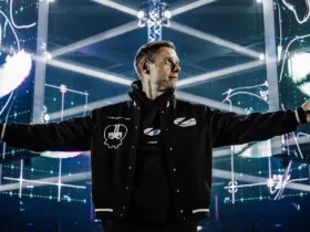 Armin van Buuren les bras ouverts au centre de la scène entourée d’écrans LED et de faisceaux lumineux, avant l’ouverture des portes de l’événement célébrant les 25 ans d’A State Of Trance à l’Ahoy Rotterdam.