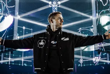 Armin van Buuren les bras ouverts au centre de la scène entourée d’écrans LED et de faisceaux lumineux, avant l’ouverture des portes de l’événement célébrant les 25 ans d’A State Of Trance à l’Ahoy Rotterdam.