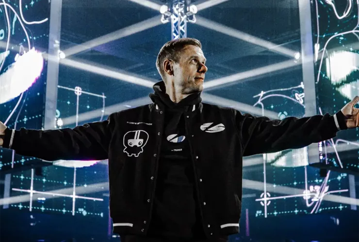 Armin van Buuren les bras ouverts au centre de la scène entourée d’écrans LED et de faisceaux lumineux, avant l’ouverture des portes de l’événement célébrant les 25 ans d’A State Of Trance à l’Ahoy Rotterdam.