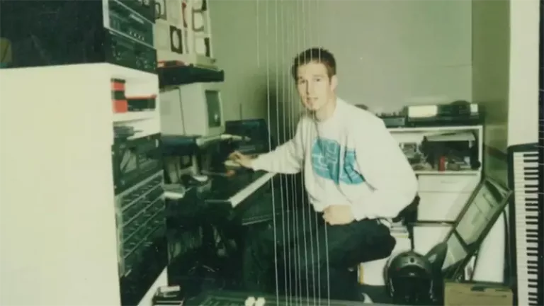 Darude dans le studio de Jaakko lors des sessions d’enregistrement de l’album "Before the Storm" en 1999.