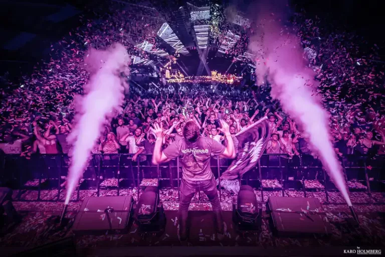 Darude sur scène devant une foule immense au festival Parookaville.