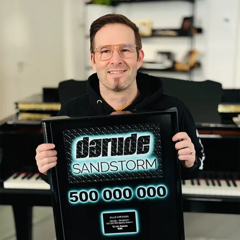 Darude tenant un trophée célébrant les 500 millions d’écoutes Spotify du morceau "Sandstorm".