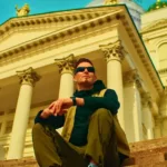 Darude devant la cathédrale d’Helsinki dans une scène inspirée du clip "Sandstorm" pour la tournée "Storm 25"