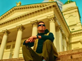Darude devant la cathédrale d’Helsinki dans une scène inspirée du clip "Sandstorm" pour la tournée "Storm 25"