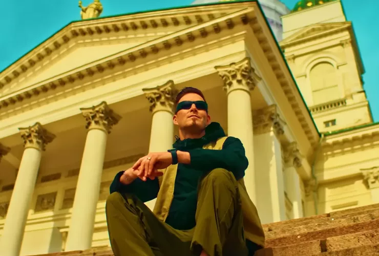 Darude devant la cathédrale d’Helsinki dans une scène inspirée du clip "Sandstorm" pour la tournée "Storm 25"