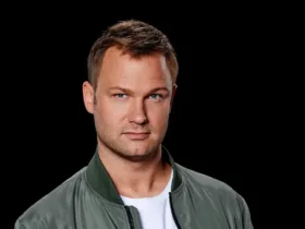 Portrait de Jeffrey Sutorius sur fond noir, portant une veste verte et un t-shirt blanc, regard tourné vers l’objectif.