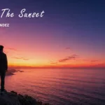 Photo de couverture de la compilation “Beyond The Sunset” de Fred Mendez, montrant une silhouette face à l’océan au coucher du soleil depuis une falaise surplombant la côte.