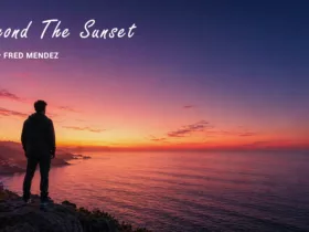 Photo de couverture de la compilation “Beyond The Sunset” de Fred Mendez, montrant une silhouette face à l’océan au coucher du soleil depuis une falaise surplombant la côte.