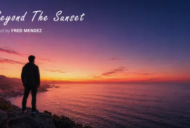 Photo de couverture de la compilation “Beyond The Sunset” de Fred Mendez, montrant une silhouette face à l’océan au coucher du soleil depuis une falaise surplombant la côte.